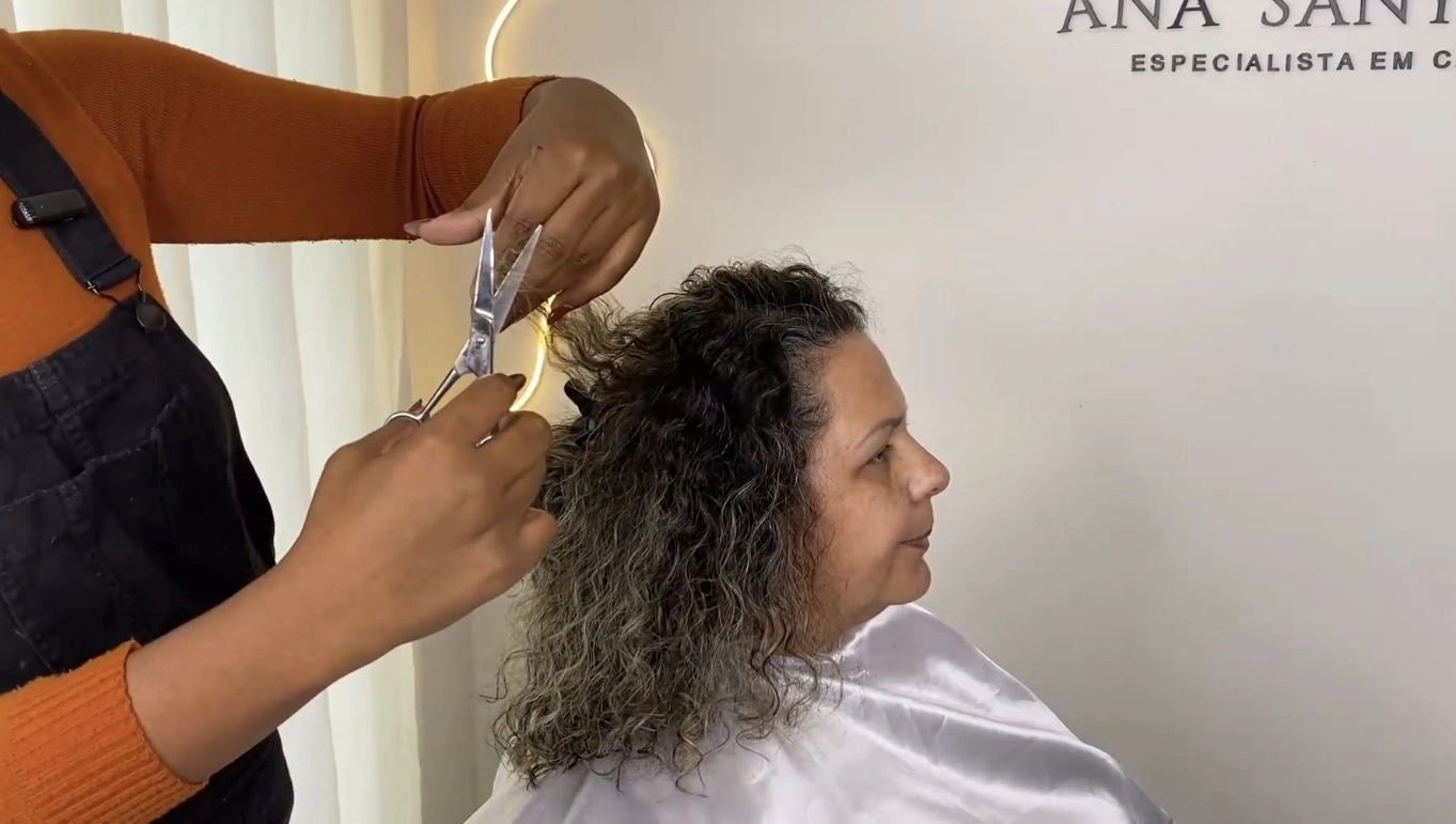 Corte em Cacheadas